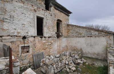 Stara kamena kuća sa dvorištem za renovaciju