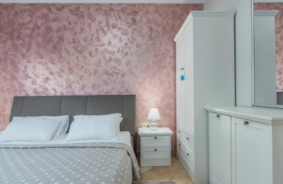 Prostrana vila sa tri apartmana, bazenom i prekrasnom okućnicom 26