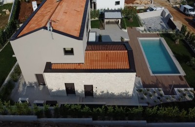 Schöne und gut gebaute Villa, in einem ruhigen kleinen Dorf 4