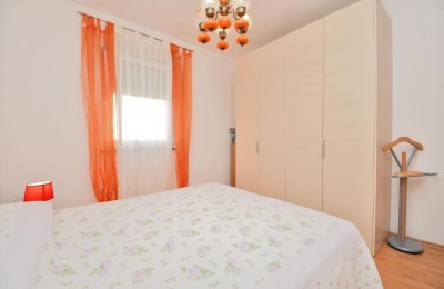 Stan sa dvije spavaće sobe i dvorištem od 190m2, 1200m od mora 15