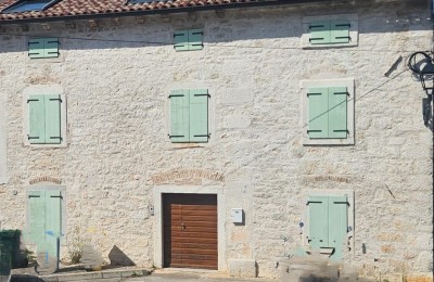 Renovirana kamena kuća na tri etaže u Funtani 15