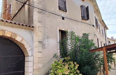 Istra, Poreč okolica – Kamena kuća za potpunu renovaciju u centru mjesta 2