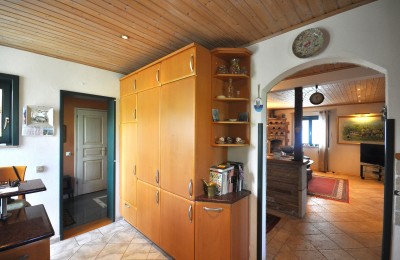 Prizemnica sa 2 spavaće sobe, bazenom i garažom, na mirnoj lokaciji nedaleko od Poreča 16