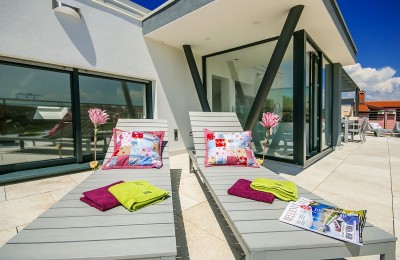Istra, Vrsar – Penthouse s velikom terasom i pogledom na more, 500 m od mora