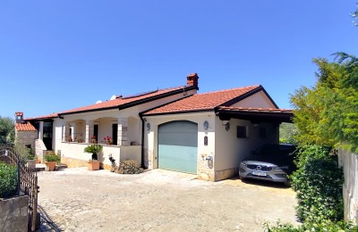 Prizemnica sa 2 spavaće sobe, bazenom i garažom, na mirnoj lokaciji nedaleko od Poreča 41