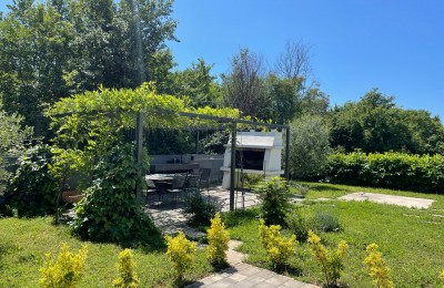 Moderna kuća s vrtom, 5 km od Poreča – mirna lokacija, zadnja u nizu