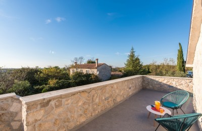 Prostrana vila sa tri apartmana, bazenom i prekrasnom okućnicom 37