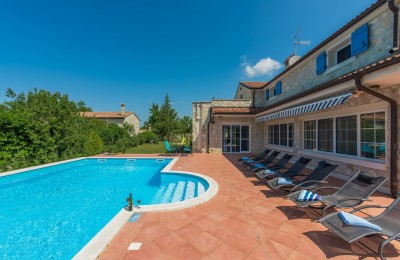 Prostrana vila sa tri apartmana, bazenom i prekrasnom okućnicom 42