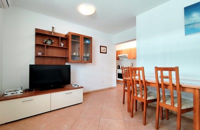 Istra, stan Novigrad – dva apartmana na 1. katu, terasa s kaminom, bazen i parking 15