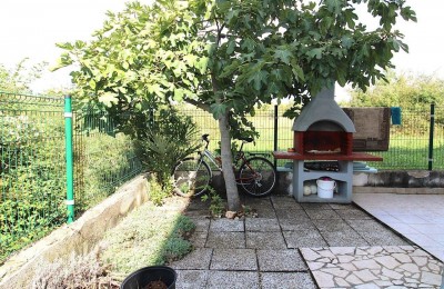 Apartment on the ground floor with a yard 11