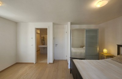 Renovirana kamena kuća na tri etaže u Funtani 9