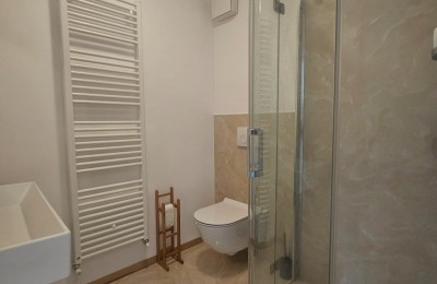 Renovirana kamena kuća na tri etaže u Funtani 10