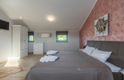 Prostrana vila sa tri apartmana, bazenom i prekrasnom okućnicom 31