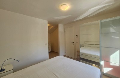 Renovirana kamena kuća na tri etaže u Funtani 7