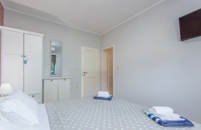 Prostrana vila sa tri apartmana, bazenom i prekrasnom okućnicom 23