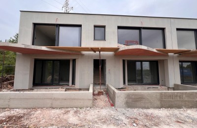 Poreč, surroundings, apartment on the ground floor of a new building