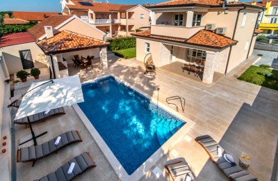 Bella casa con piscina, vicino alla città di Parenzo e vicino al mare.
