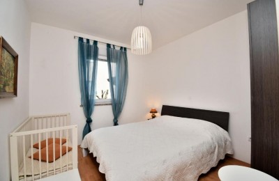 Stan sa dvije spavaće sobe i dvorištem od 190m2, 1200m od mora