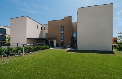 Stan u Novigradu u luksuznoj zgradi, 1. kat, 82,7m2, parking, bazen 14