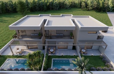 Una casa su due piani, con cortile e piscina 2