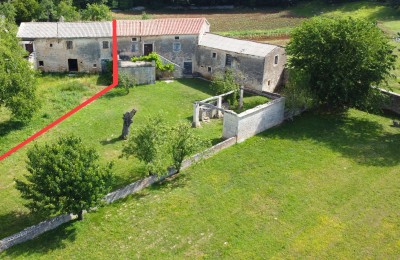Tinjan, Umgebung, Steinhaus in Istrien, umgeben von Grün. 9